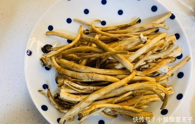 下饭|茶树菇除了炖汤,炒着吃更香,配上五花肉,咸香可口,下饭美味