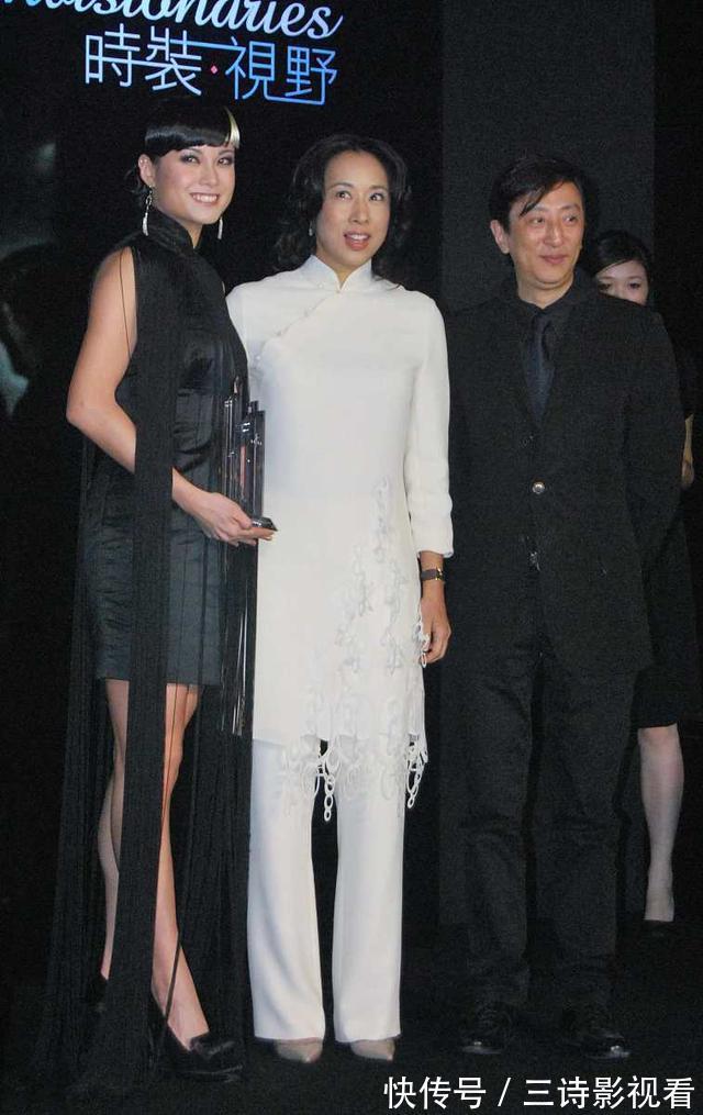 典雅 郭晶晶婆婆被宠成公主,当众高调给老公撒娇,穿纱网旗袍一脸福相