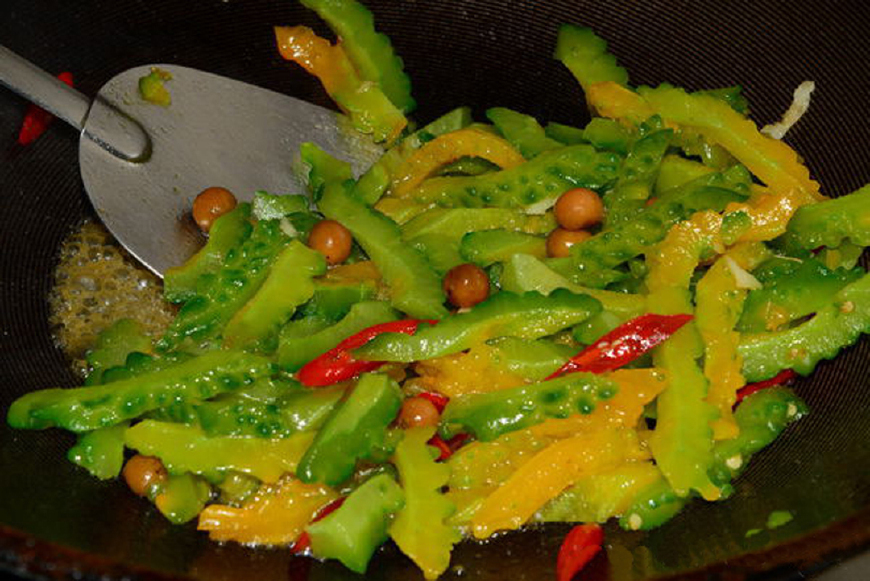 炒苦瓜时,很多人省略了“第1步”,难怪炒熟后,味道苦还难吃!