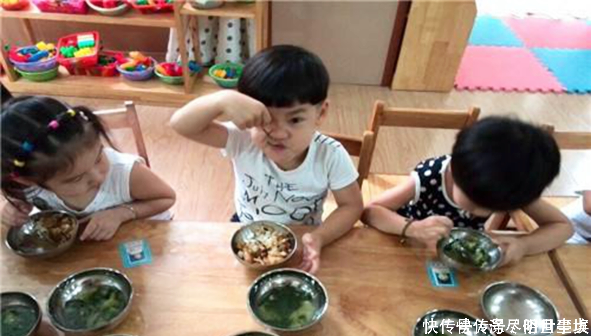 小美|为啥多数孩子觉得“幼儿园饭菜香”?看透这些,妈妈就不难受了