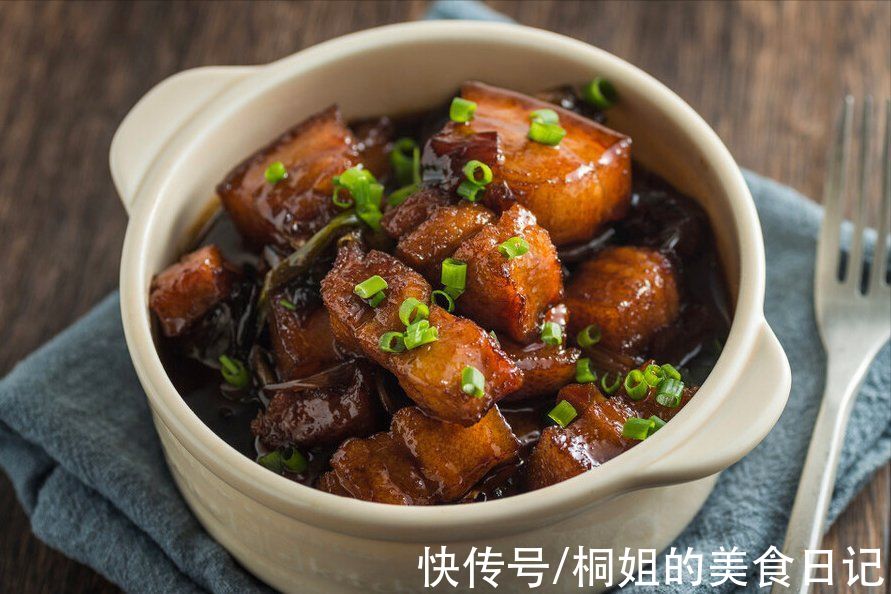 炖红烧肉,不用油不用水,牢记3个窍门,出锅又香又糯,入口即化