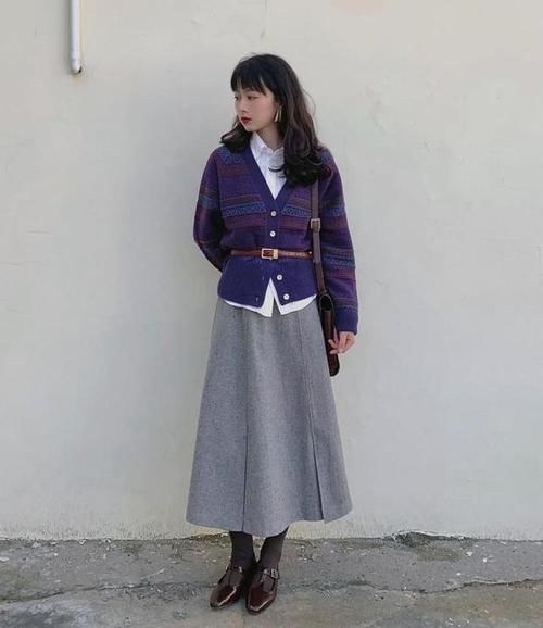 “衬衫塞裤子”穿法太普通了，今春流行“衬衫＋腰带”，很高级