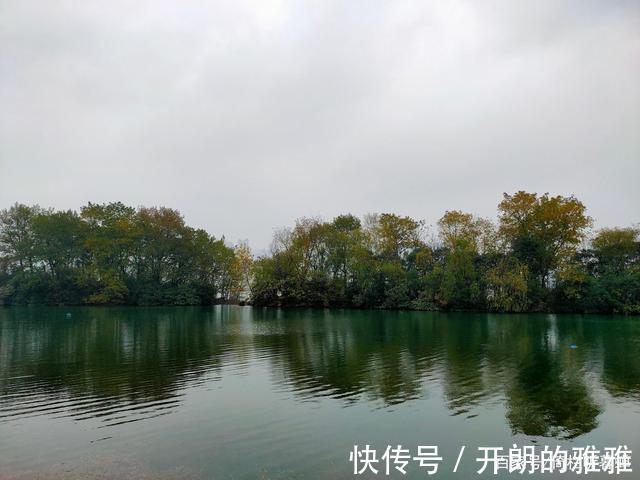 梅溪湖@《五绝·冬日游梅溪湖》逍遥碧水边，湖清树自闲