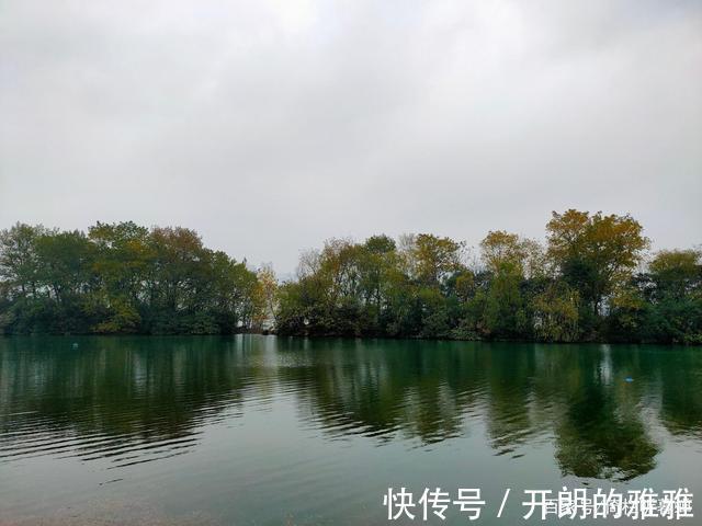 梅溪湖@《五绝·冬日游梅溪湖》逍遥碧水边,湖清树自闲