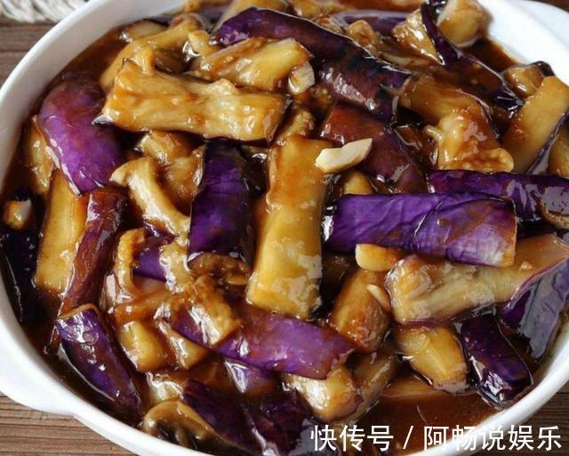 炒茄子时，教您个小技巧，茄子不吸油不发黑，绵软入味更好吃