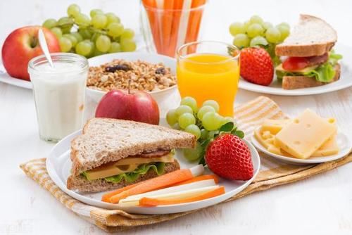 花甲之年,胃肠功能下降,饮食注意4个细节,补充营养,增强体质