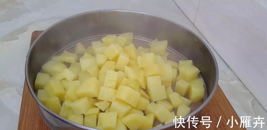 干锅|土豆又出新吃法，教你简单一做，比干锅土豆做法简单，比薯条好吃