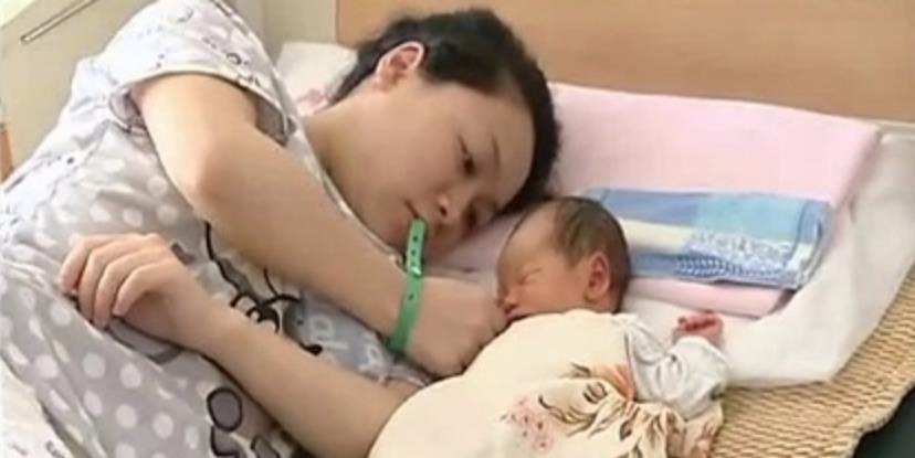 母乳喂养|宝宝喝母乳经常“躺喂”?殊不知娃深受其害,新手父母更要注意