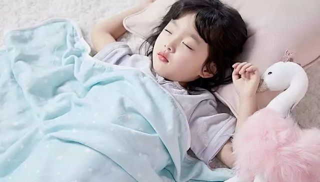 喜欢踢被子|宝宝晚上睡觉频繁踢被子,宝妈累够呛,5种原因看看你家是哪种
