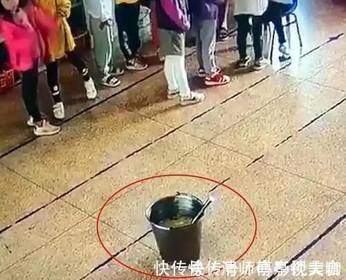 烫伤|5岁男童跌进滚烫的汤桶里,造成重度烫伤!老师一个举动坑惨了娃……