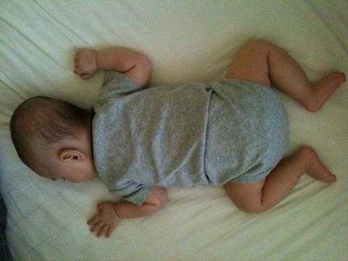 宝妈|新生儿“投降式睡姿”会累吗了解真相后,妈妈再也不给宝宝纠正了