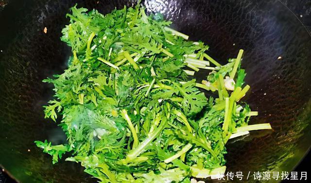 别错过|冬季,遇到此菜别错过,简单一炒就上桌,好吃又营养,成本才2元