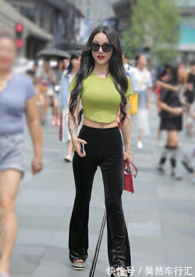 印花式 鲜艳色调的打底裤穿搭,才能扬长避短打造出众美感,会更经典