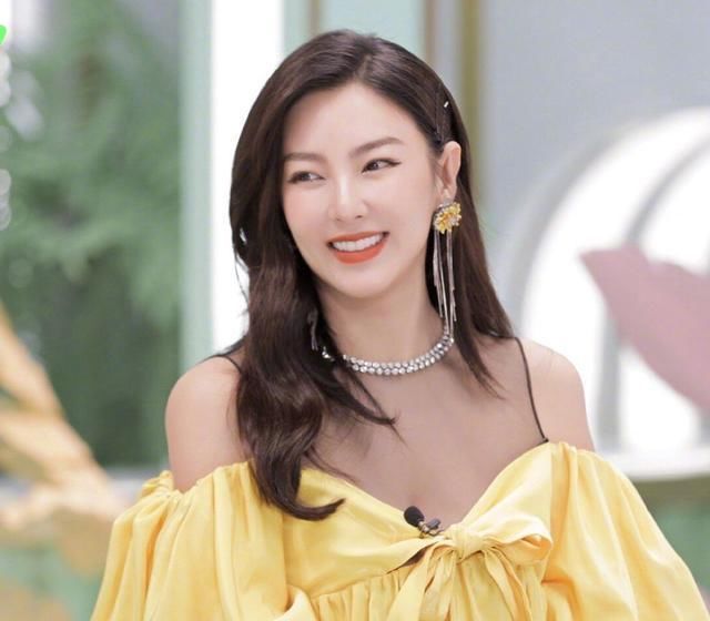 身材|张雨绮身材丰满又会穿,一袭黄色露肩连衣裙甜美减龄,又被惊艳了