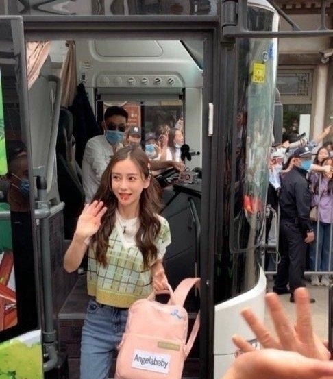 跑男录制被网友偶遇,baby背粉色书包与蔡徐坤同框哪里像31岁的人