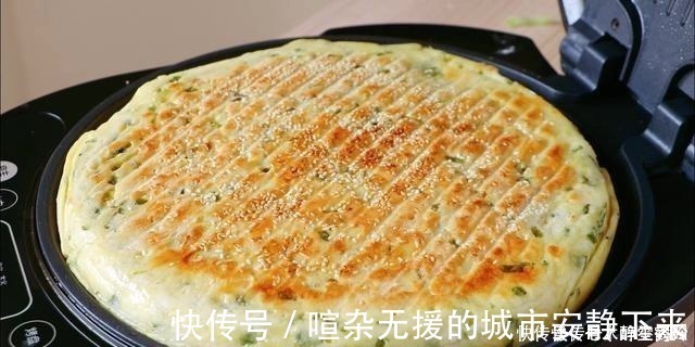 小鹅|发面饼最简单做法，手不沾面，锅里一倒就做好，外酥里软葱香四溢