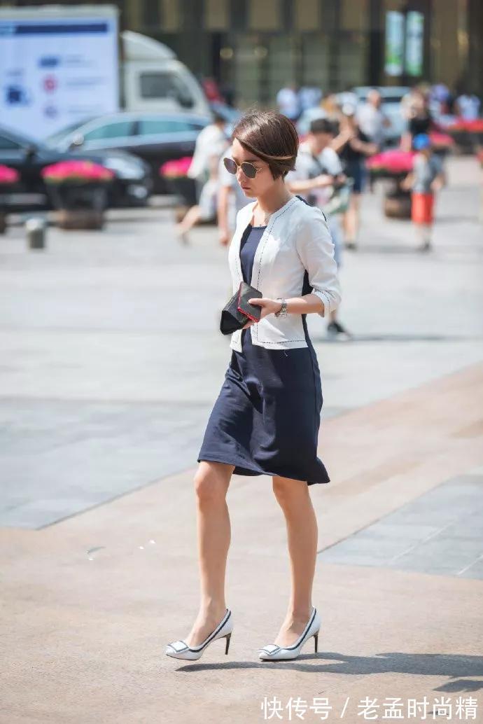 美女|街拍美女:美女脚上穿着一双黑色的尖头高跟鞋,让她带着更加浓郁的女人味