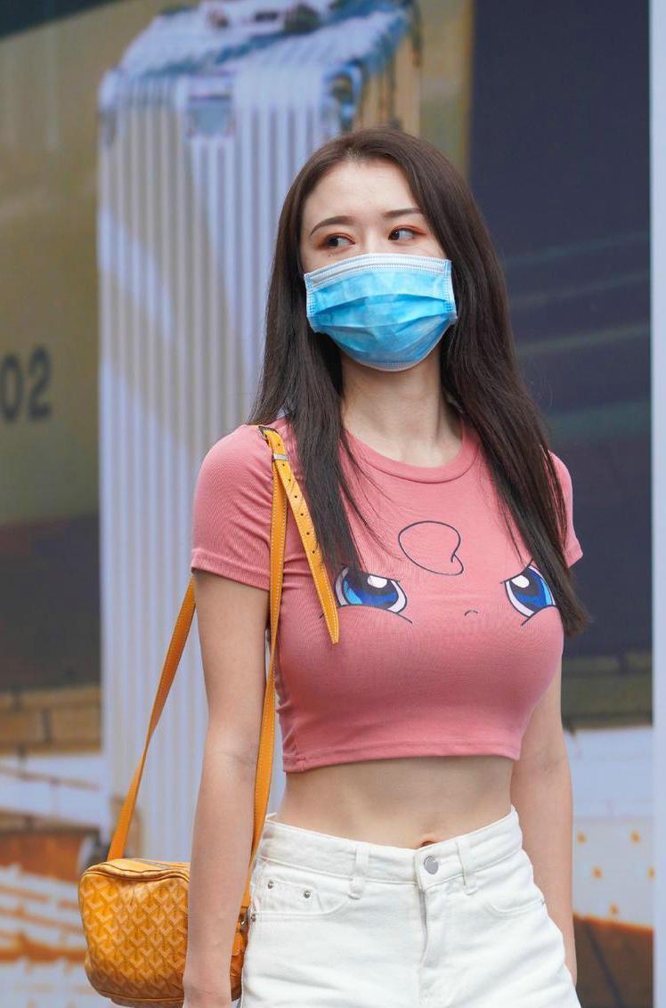 小姐姐|碎花直筒裙,中领的设计非常显气质,轻松打造出靓丽减龄的美
