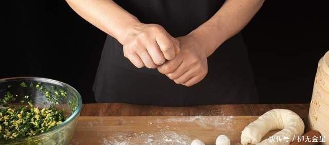 西葫芦别总炒着吃,做馅包成饺子,清口解腻,一口吃两个都不过瘾