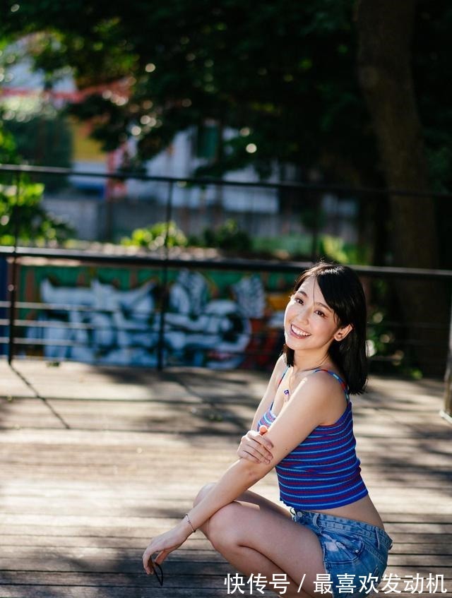 拉丝 冰丝针织吊带背心搭配牛仔短裤,简单又时尚穿出高级感