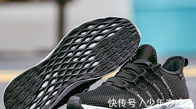 跑步鞋|在中国烂大街的“跑鞋之王”,在美国却形成了潮流,网友中国真有钱!
