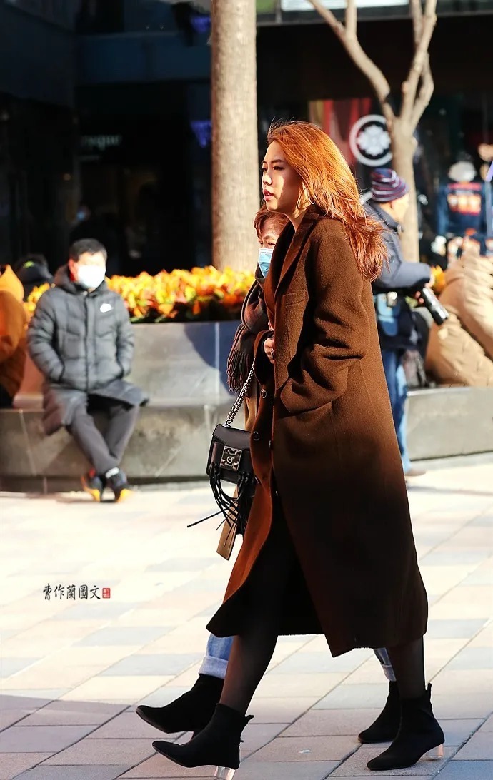美女|街拍组图:冬装美女,露出少许黑丝,已足够时尚前卫