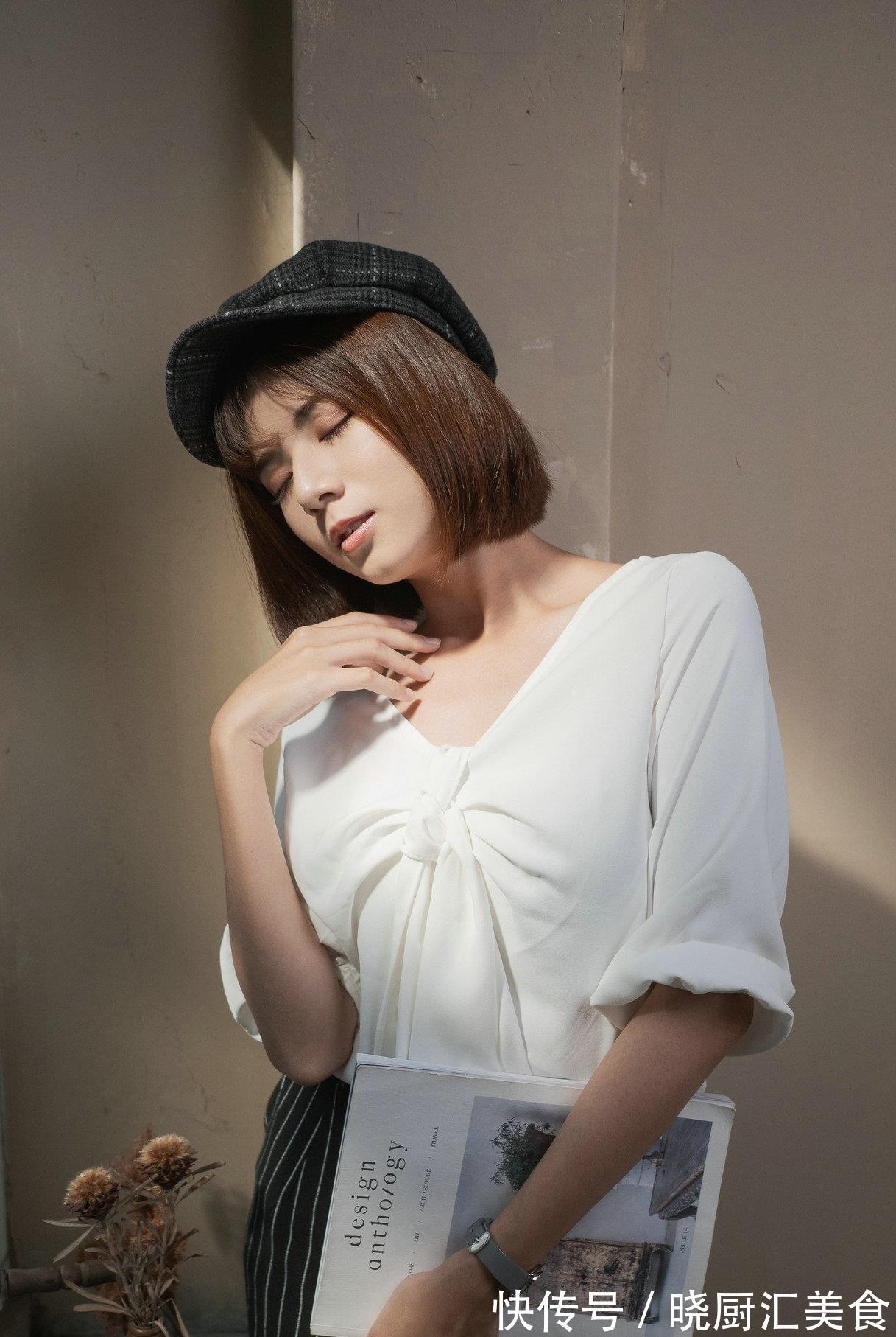 小姐姐|喧闹的街头,总有成对的闺蜜行走,一身裙装搭配,优雅美丽又清新