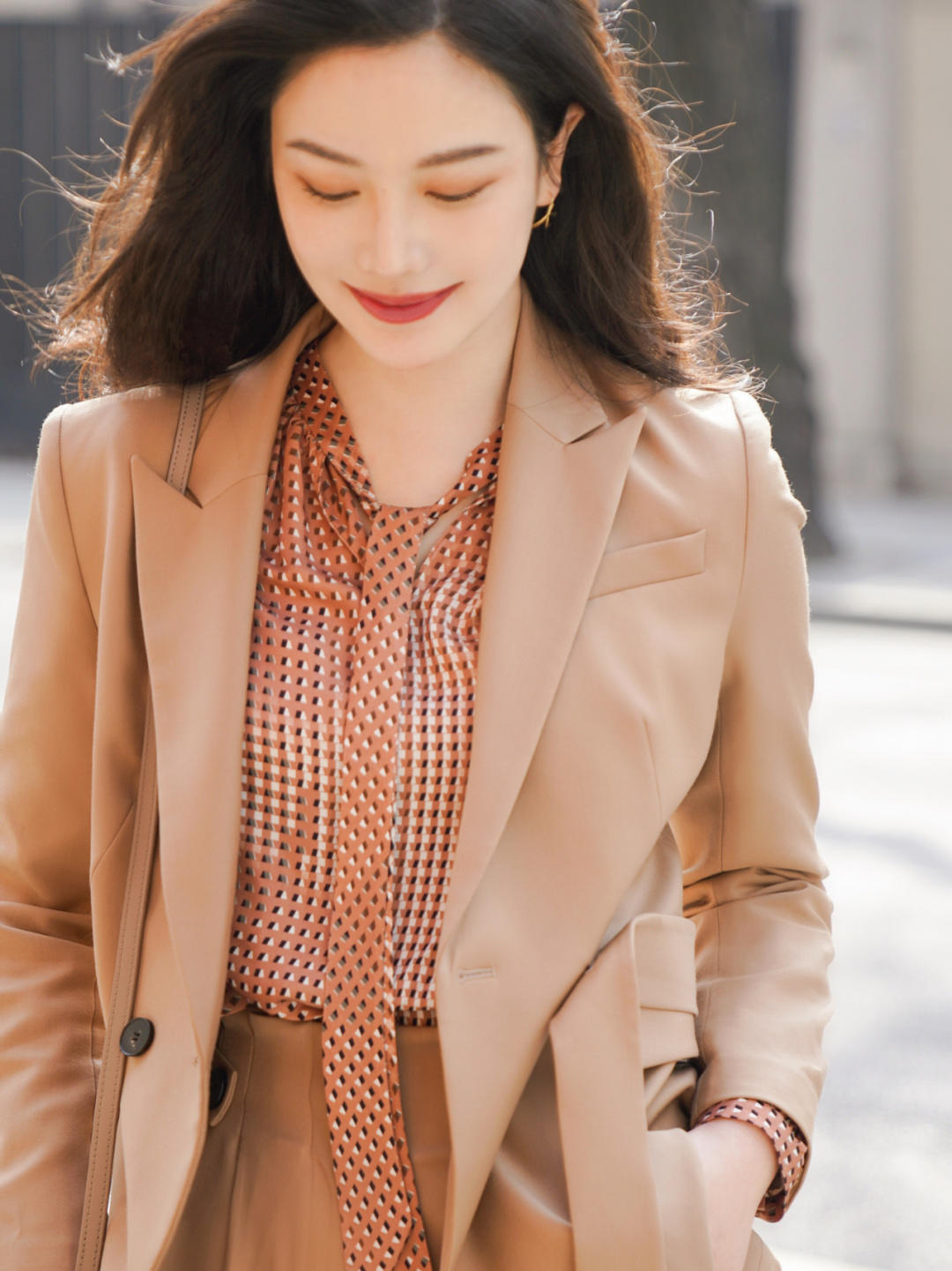 气质|女人少穿“大妈裤”,来看看4个实用九分裤搭配,演绎气质美