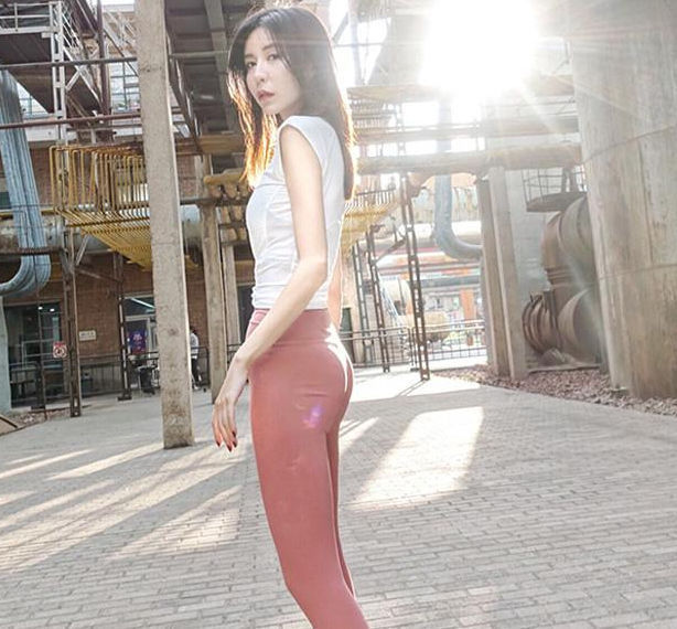 气场|美女街拍紧身打底裤小姐姐身材修长,尽显女王气场