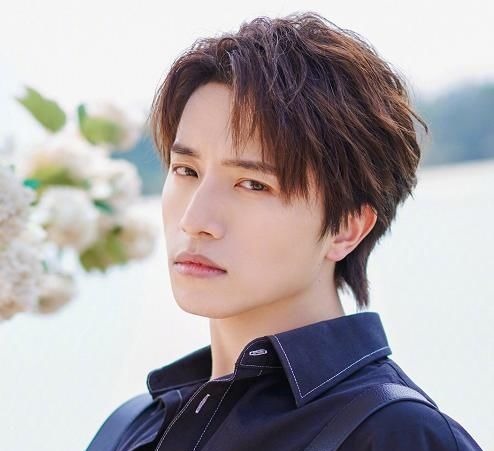 都很拼！伯遠(yuǎn)經(jīng)紀(jì)人結(jié)婚還在拉票，哇唧花式應(yīng)援口號好土