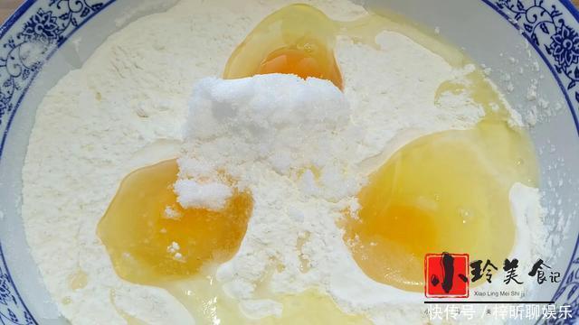 面粉别烙饼了，筷子搅一搅，暄软拉丝，出锅比肉香，简单易学
