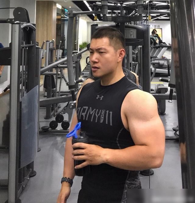 过时|男生因为“块头大”遭嫌弃,男人倒三角身材,过时了