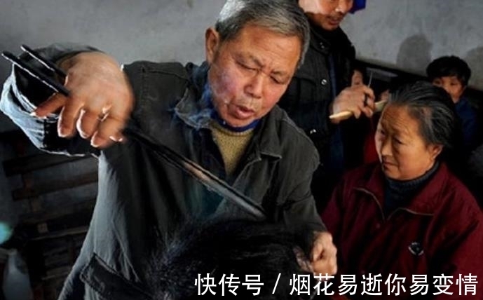 头发|男子用一把火钳给客人理发,头发都被烤糊了,排队的人却很多!