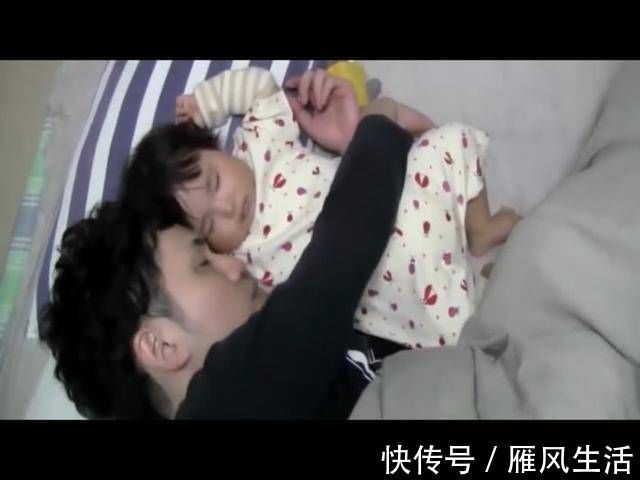 宝宝|宝宝本想叫爸爸起床,没想到反被爸爸带入睡,这画面让妈妈笑喷了