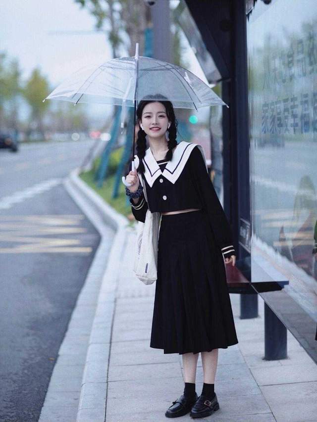 穿搭|秋季怎么穿舒适又洋气?白色卫衣搭配牛仔裤简约大气,减龄时髦