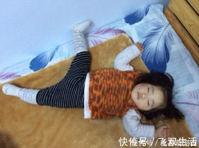 睡姿|宝宝“高难度睡姿”火了,宝妈掀开被子后:这娃已打通任督二脉?