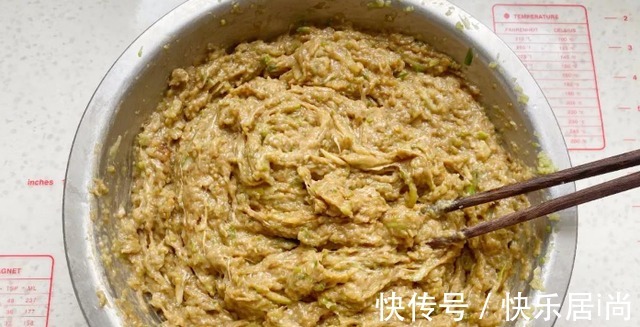 做萝卜猪肉馅包子，萝卜怎么处理教你一招，馅料饱满多汁味道香！