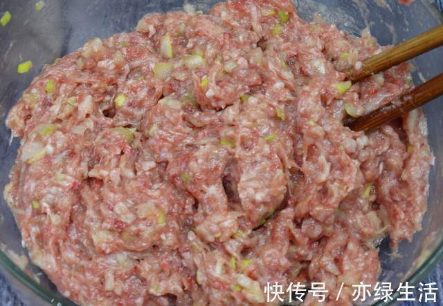 大厨|给肉馅去腥别再用料酒了，大厨教你一个妙招，肉馅鲜香又多汁