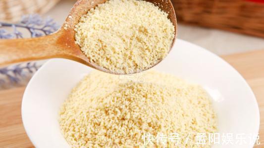 做菜时,鸡精中途放,还是出锅放?大厨:都不对,难怪味道不好吃