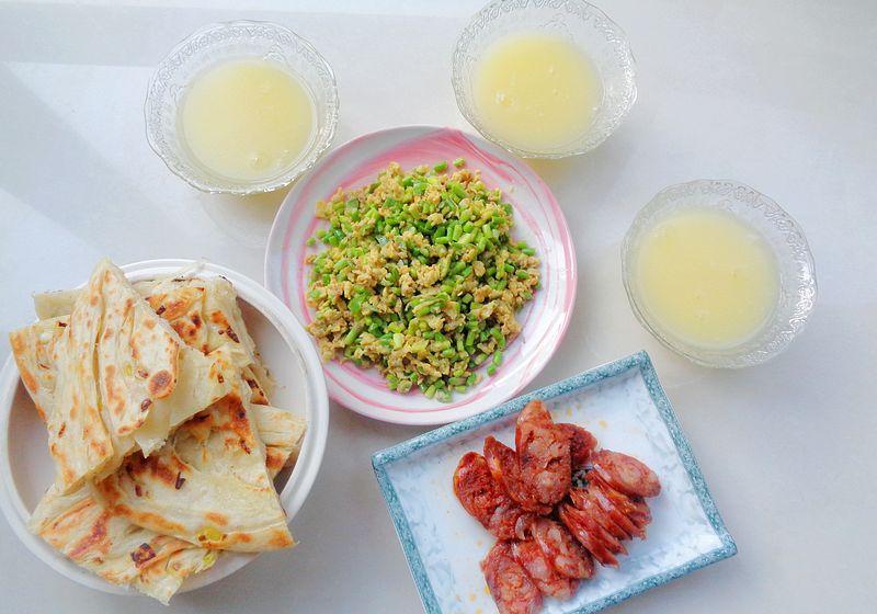 我家下雨天早餐，四种搭配，玉米粥配油馍，好吃又暖和