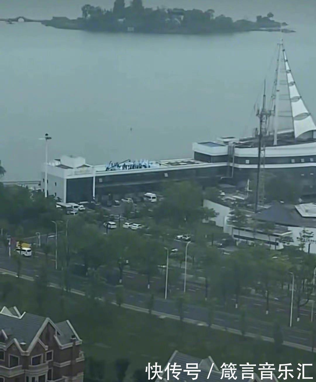 INTO1参加《快本》路透照过于模糊的原因曝光,粉丝太不容易了