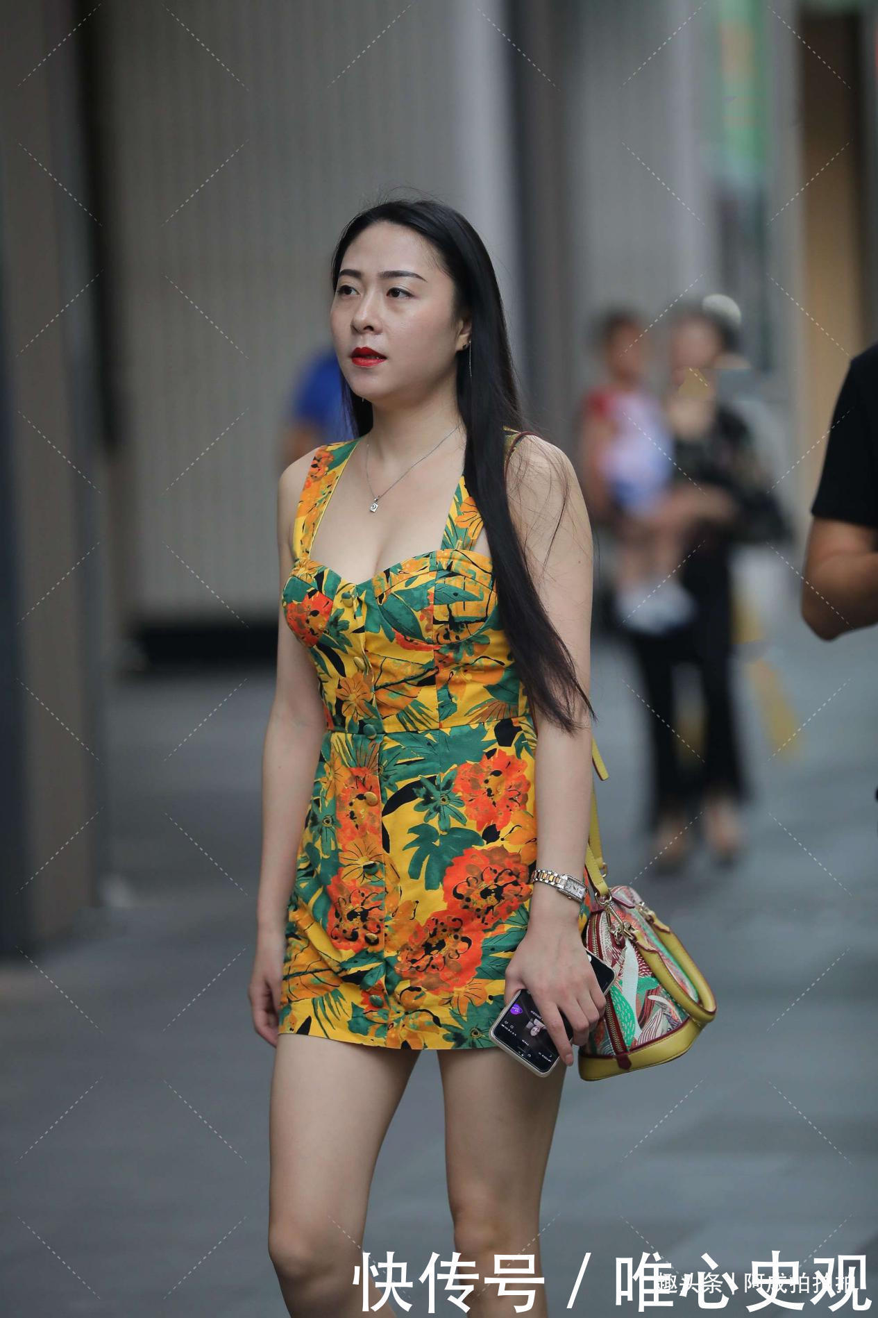 配色丰富的沙滩裙，青春靓丽，凸显年轻时尚感