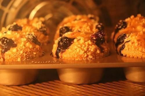 两个鸡蛋,半碗面粉,简单拌一下就可以做成蛋糕,既是早餐又是甜点