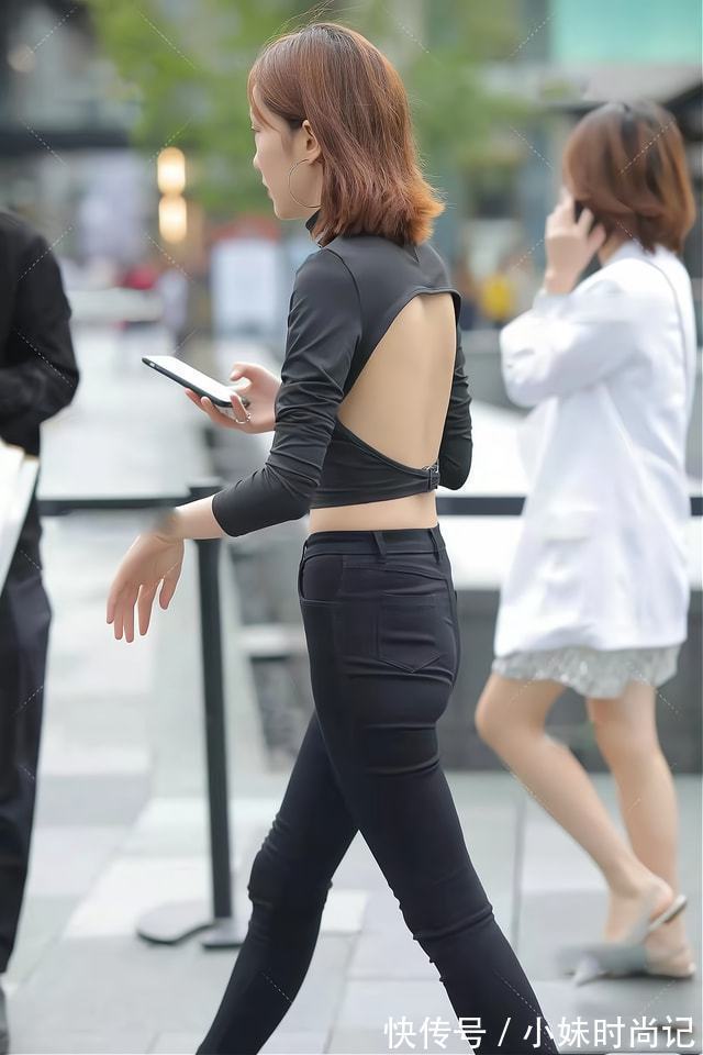 衣服 黑色短衫、黑色紧身牛仔裤,一身黑的打扮,除了帅酷还很显瘦
