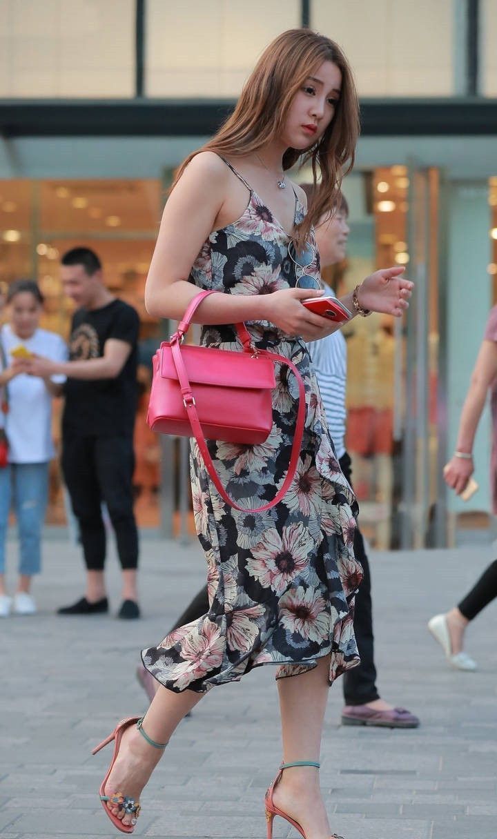 长发披肩|长发披肩的美女,身穿吊带长裙,美观又大方