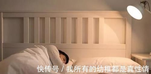 雌性激素|更年期的女性总是“被动熬夜”?几个方法让失眠“主动远离”