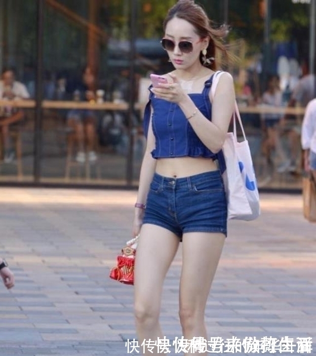 时尚范|路人街拍,小姐姐一字肩和牛仔热裤搭配,充满时尚范