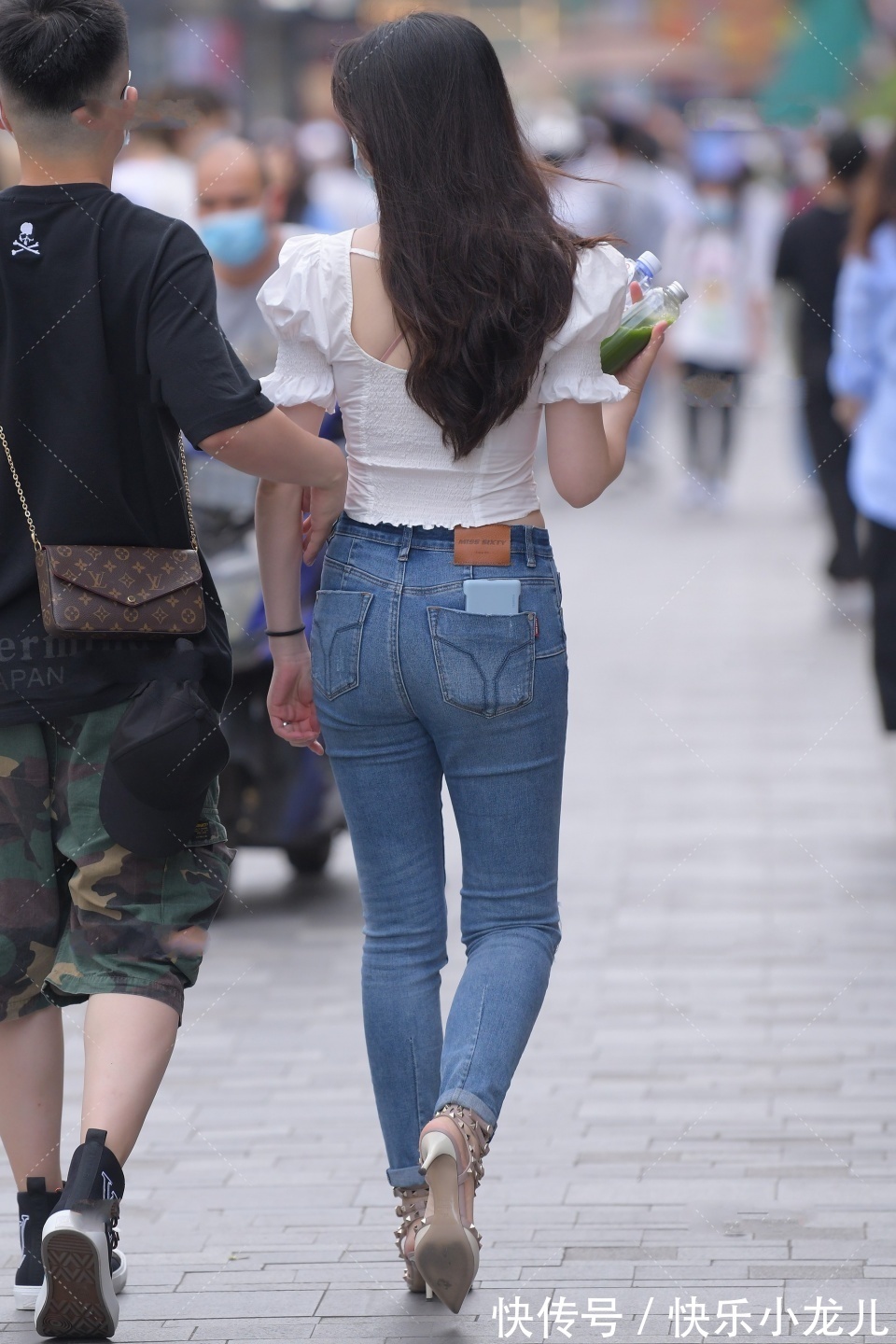 姑娘|非常优雅的北方姑娘，身穿白色泡泡裙，时尚的穿搭让男朋友很自信