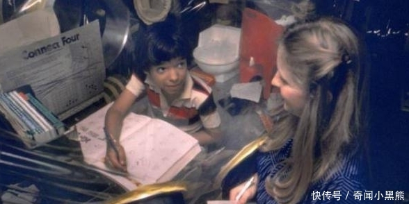 一个无法与外界接触的男孩,出生到死亡都活在泡泡里