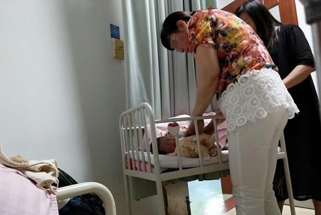 宝宝|发现新生儿小屁屁上有“淤青”，老公想找护士理论，最后暗暗庆幸